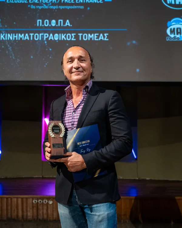 Άνδρας κρατά βραβείο Best Director στο 5ο Greece International Film Festival.