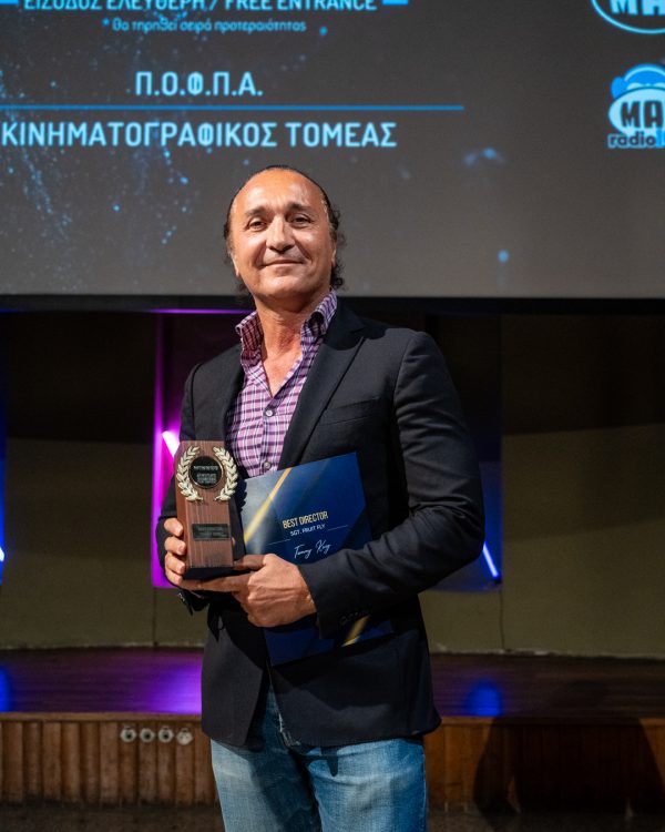 Άνδρας κρατά βραβείο Best Director στο 5ο Greece International Film Festival.