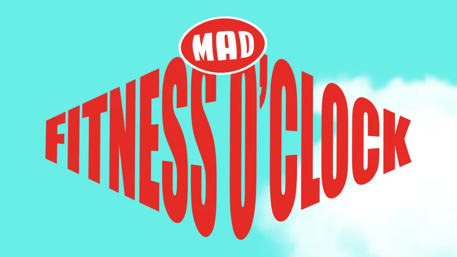 Λογότυπο Fitness O’ Clock με το σήμα του MAD σε γαλάζιο φόντο με σύννεφα.