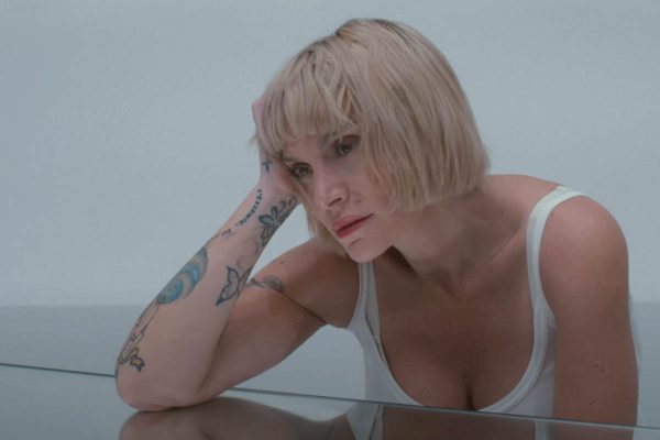 Ελεωνόρα Ζουγανέλη: Κυκλοφόρησε το music video για το νέο της single «Γυαλί Στο Φως»