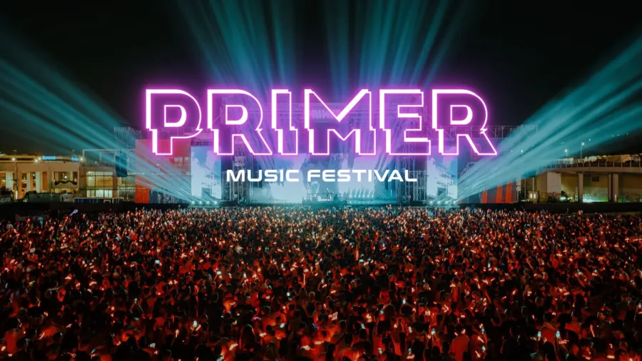 Το Primer Music Festival με πλήθος κόσμου και εντυπωσιακά φώτα.