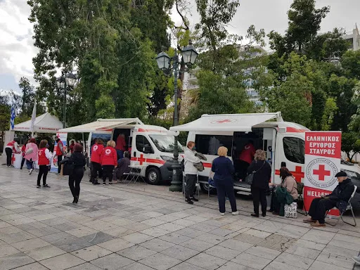 Κινητές μονάδες του Ελληνικού Ερυθρού Σταυρού σε πλατεία.
