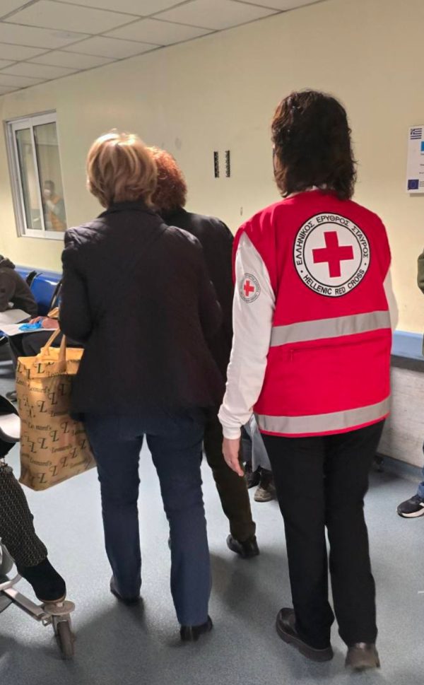 Εθελόντρια του Ελληνικού Ερυθρού Σταυρού σε νοσοκομείο