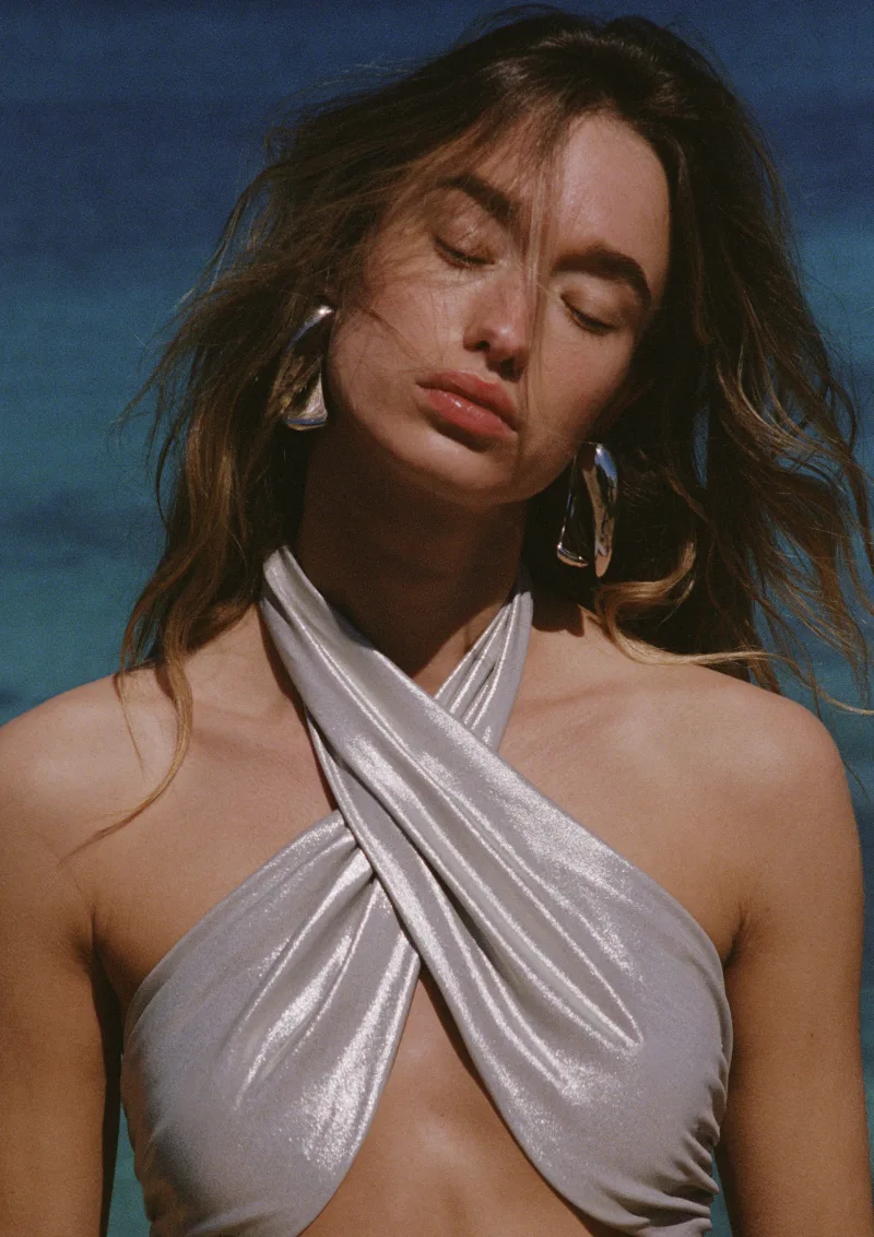 Μαγιό H&M Studio Pre-Summer 2025 με αρχιτεκτονικά στοιχεία, ασύμμετρες γραμμές και τολμηρά κοψίματα.