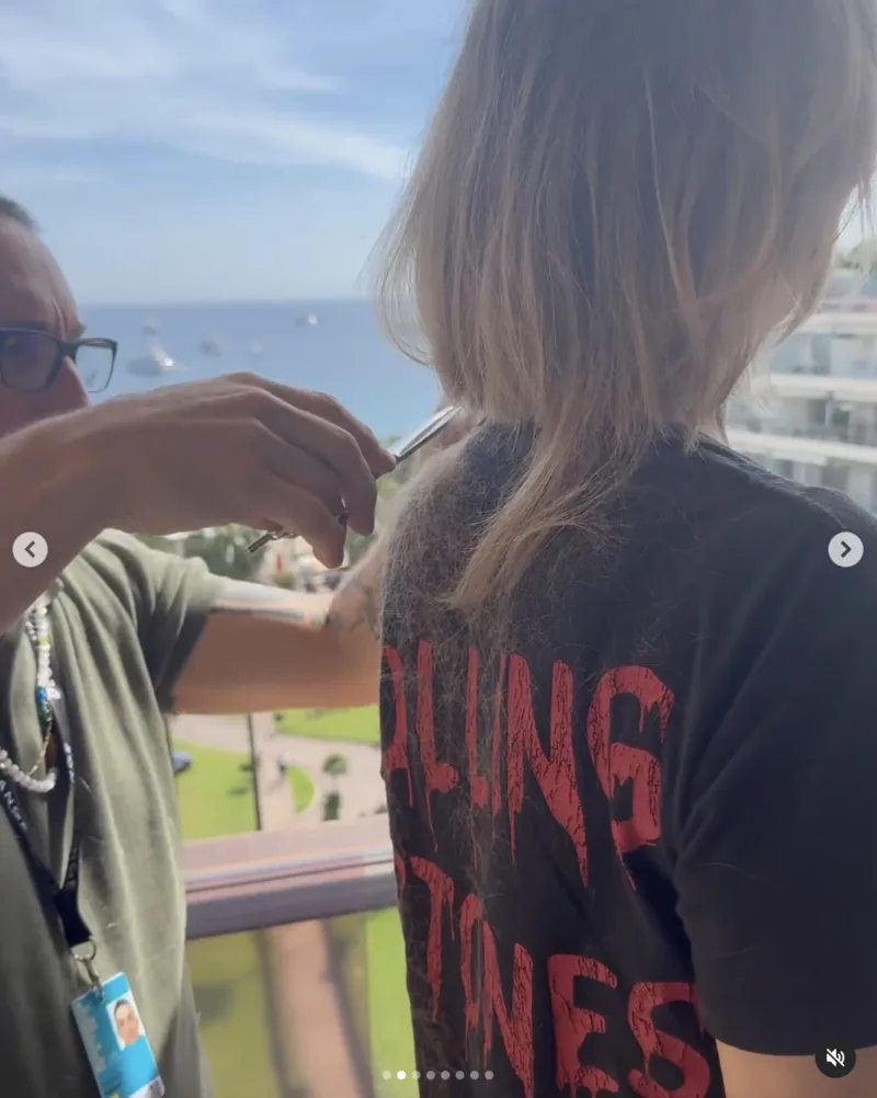 Η Adriana Karembeu με το νέο της κοντό ασύμμετρο καρέ ξανθό κούρεμα σε φωτογραφία από το Instagram.
