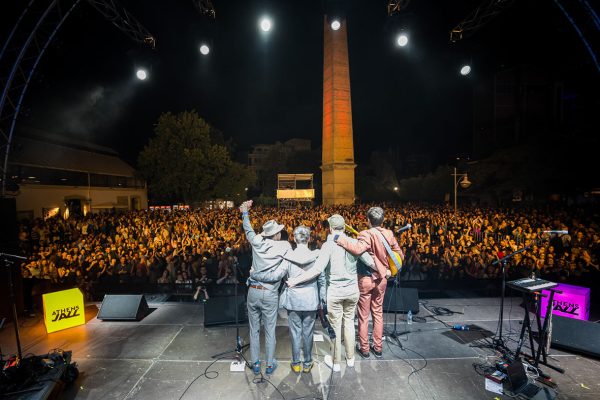 Καλλιτέχνες του Athens Jazz υποκλίνονται στο κοινό στην Τεχνόπολη.