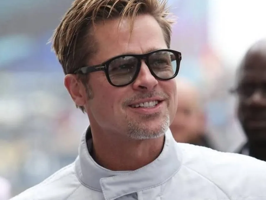 Ο Brad Pitt σε κοντινό πλάνο με γυαλιά ηλίου, στο πλαίσιο δηλώσεών του για την προσωπική του ζωή.