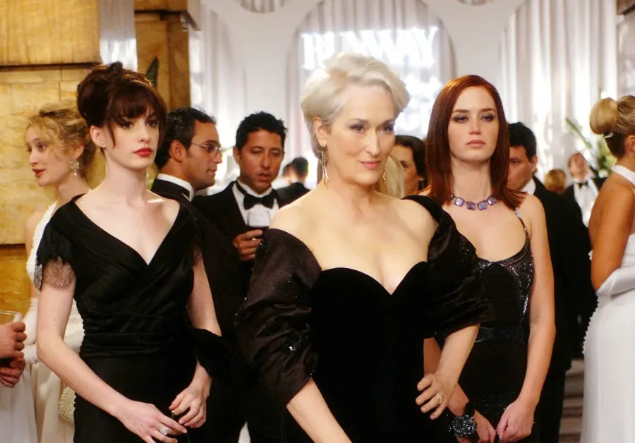 Η Meryl Streep και η Anne Hathaway σε σκηνή από την ταινία Ο διάβολος φοράει Prada.