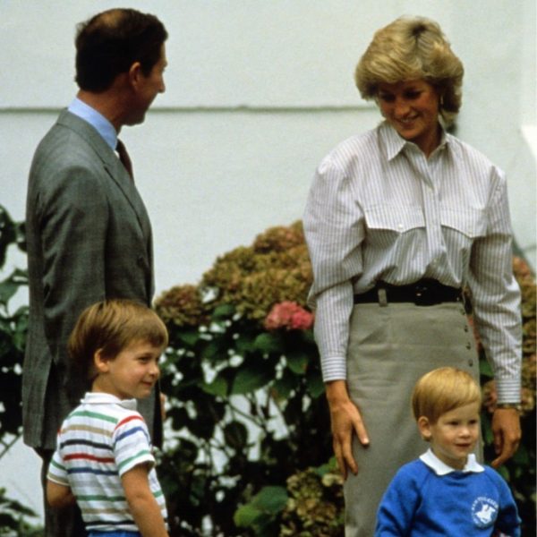 Η Πριγκίπισσα Diana με τον γιο της William σε φωτογραφία από την έκθεση Princess Diana Exhibition.