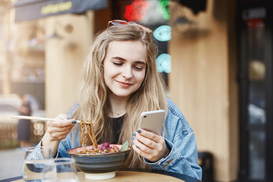 Άτομο που αφήνει στην άκρη το κινητό του για digital detox και επανασύνδεση με την πραγματικότητα.