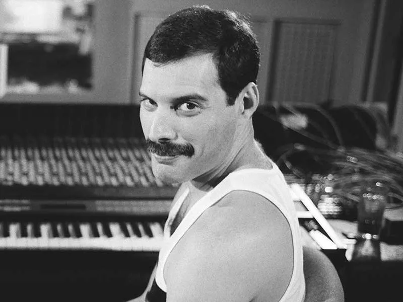 Πορτρέτο του Freddie Mercury, του θρυλικού τραγουδιστή των Queen, από τον επίσημο λογαριασμό του στο Instagram.