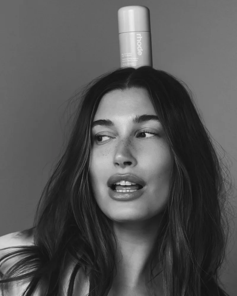 Η Hailey Bieber ποζάρει για το brand καλλυντικών Rhode, το οποίο εξαγοράζεται από την e.l.f. Beauty.