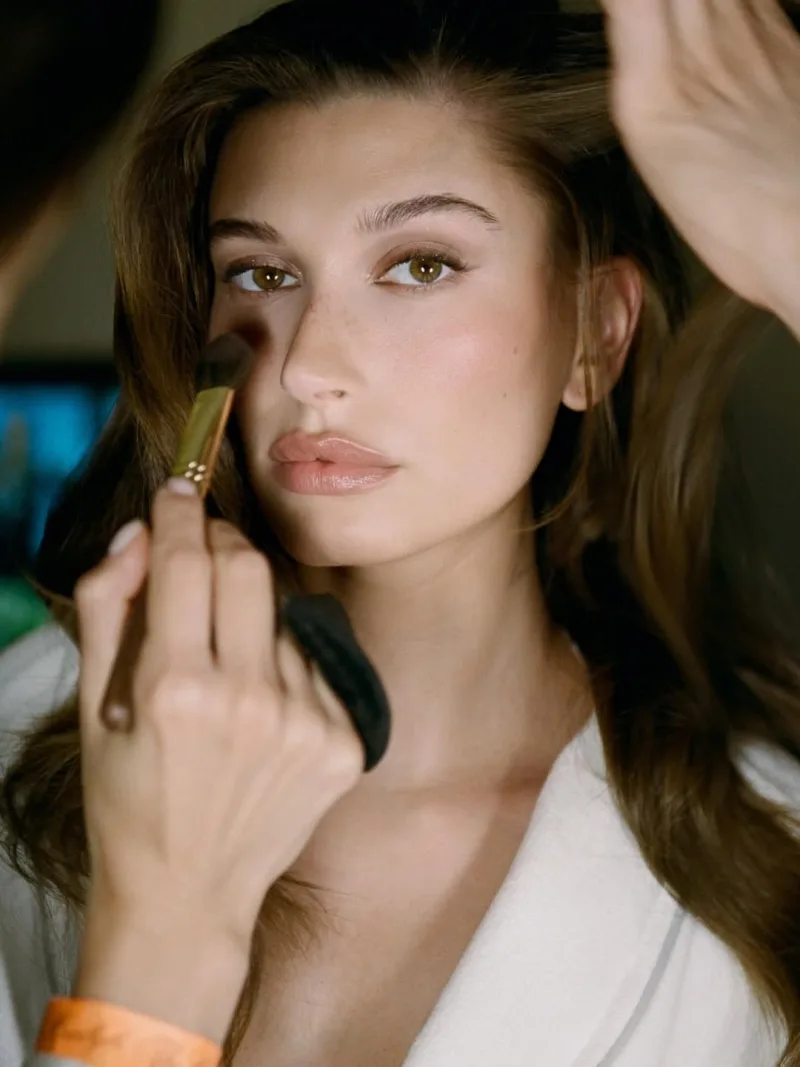Η Hailey Bieber ποζάρει για το brand καλλυντικών Rhode, το οποίο εξαγοράστηκε από την e.l.f. Beauty.