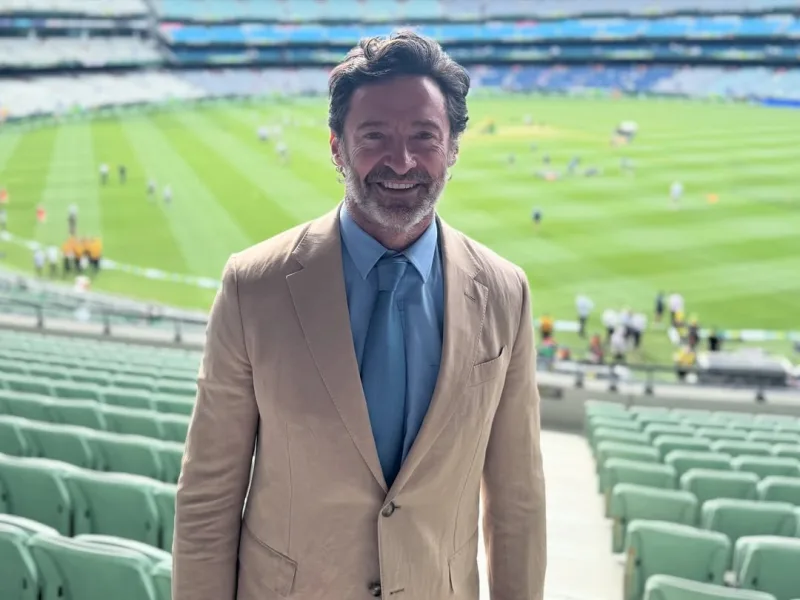 Ο Hugh Jackman σε γήπεδο κρίκετ