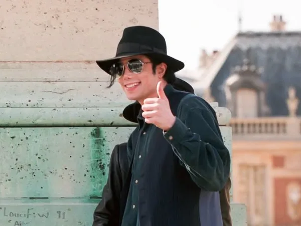 Ο Michael Jackson και η Lisa Marie Presley στο Παλάτι των Βερσαλλιών στη Γαλλία το 1994.