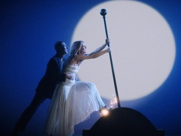 Η Vanessa Paradis επιστρέφει με νέο άλμπουμ