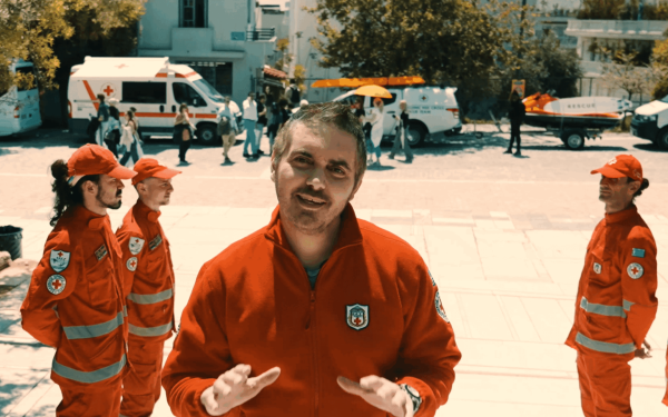 Ο Μιχάλης Χατζηγιάννης με εθελοντές του Ελληνικού Ερυθρού Σταυρού.