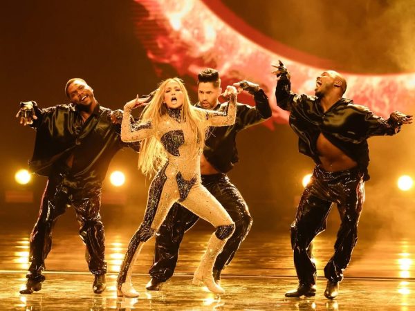 American Music Awards 2025: Η Jennifer Lopez σε ένα medley που έβαλε φωτιά στο stage