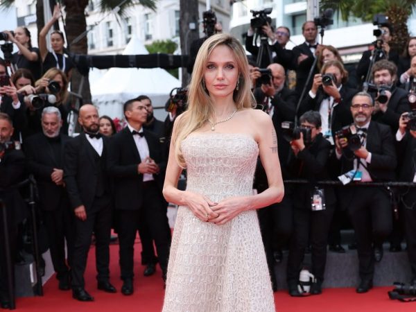 Angelina Jolie: Η viral στιγμή στο κόκκινο χαλί που έκανε άνω κάτω τα social media
