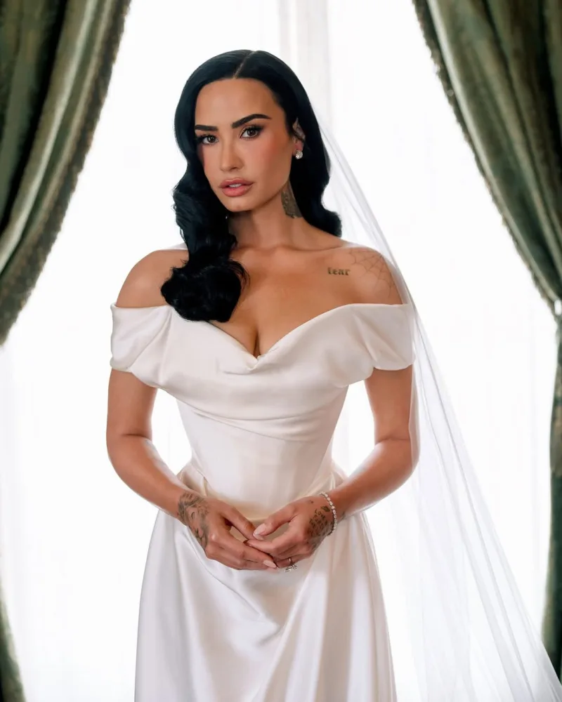 Η Demi Lovato με λευκό νυφικό στον γάμο της με τον Jordan Jutes Lutes στην Καλιφόρνια.
