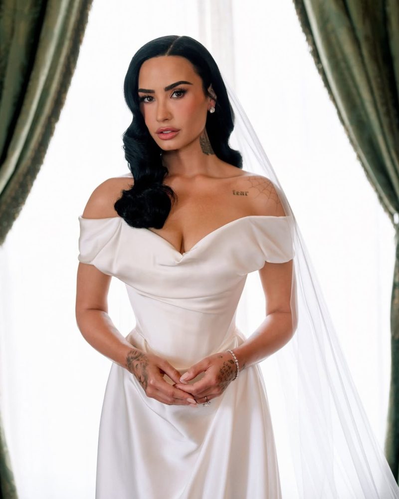 Η Demi Lovato με λευκό νυφικό στον γάμο της με τον Jordan Jutes Lutes στην Καλιφόρνια.