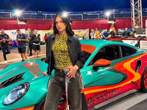 Η Dua Lipa γίνεται πιλότος της Formula 1 και κατεβαίνει σε αγώνες