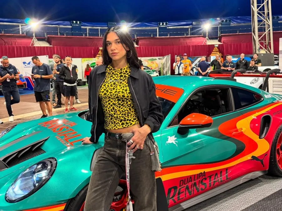 Η Dua Lipa ποζάρει για τη συνεργασία της με την Porsche στο πλαίσιο της Formula 1.