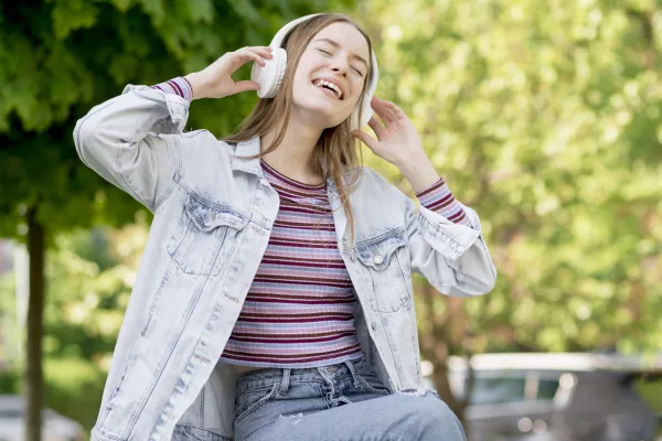 Λογότυπο του Spotify σε φόντο που σχετίζεται με τις μουσικές προβλέψεις για το καλοκαίρι του 2025.