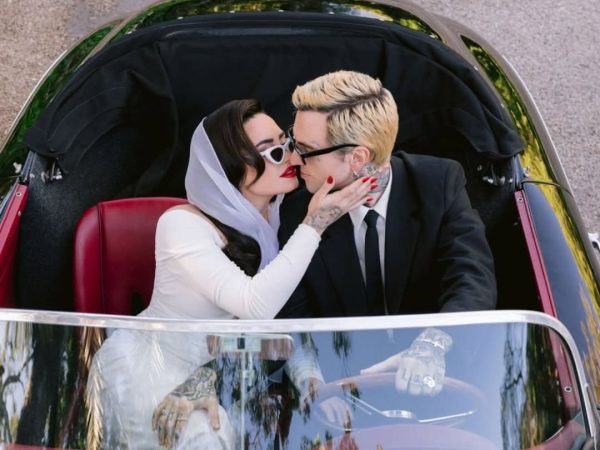 Η Demi Lovato φόρεσε τα λευκά και είπε «I do» – Οι φωτογραφίες του γάμου που έγιναν viral