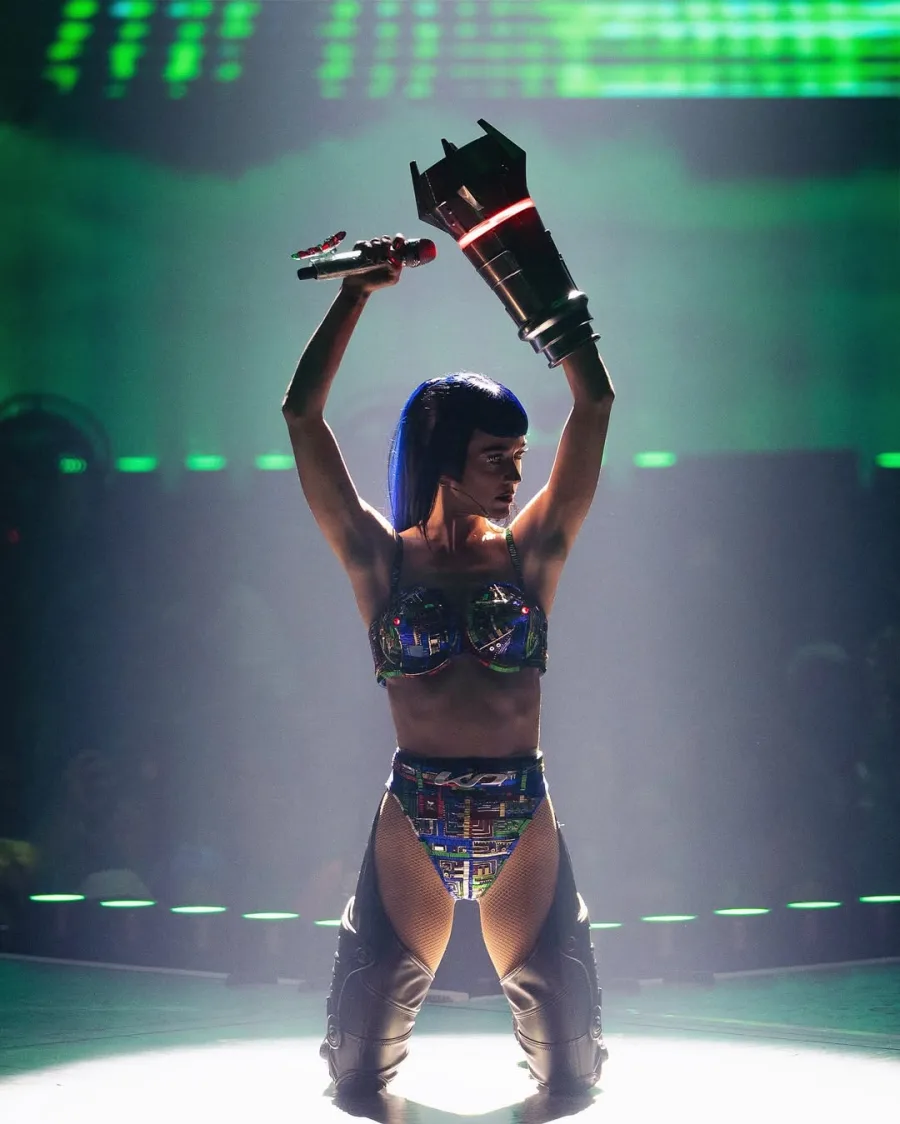 Η Katy Perry στη σκηνή κατά τη διάρκεια της συναυλίας της όπου συνέβη το ατύχημα με το κουμπί του top της.