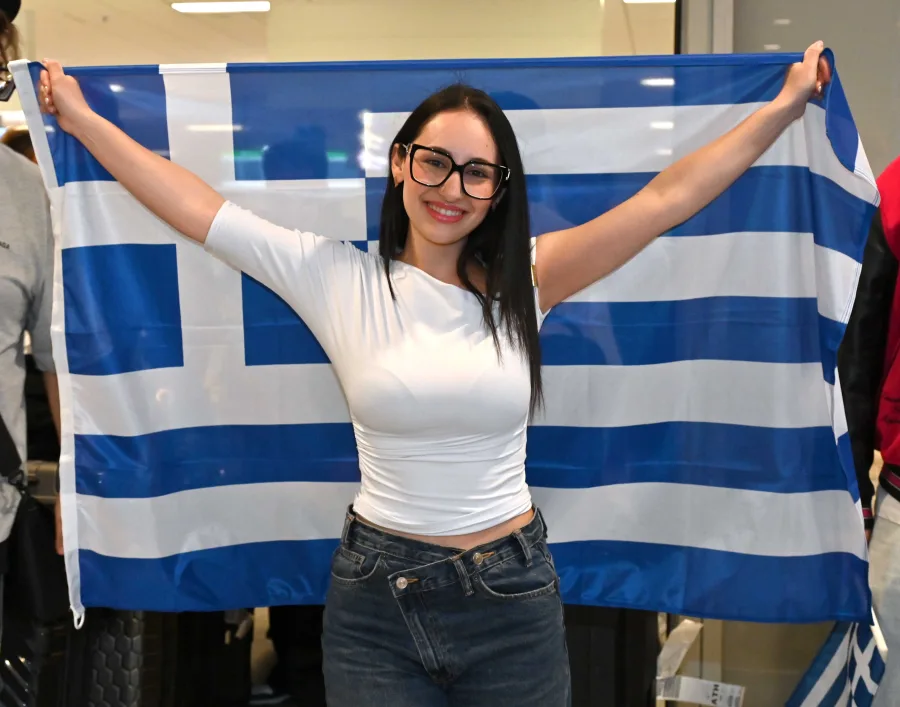 Η Klavdia κρατάει την ελληνική σημαία.
