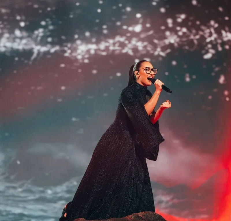 Η Klavdia στη σκηνή της Eurovision 2025 εκπροσωπώντας την Ελλάδα με το τραγούδι Αστερομάτα.