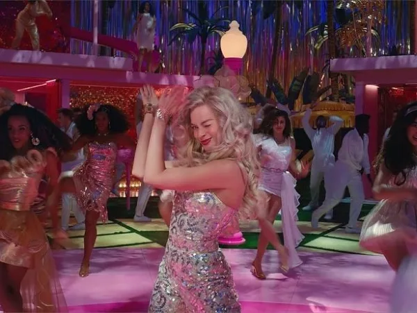 Η ηθοποιός Margot Robbie σε προωθητική φωτογραφία για την ταινία Barbie.