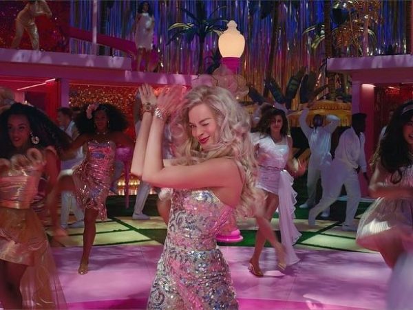 Η ηθοποιός Margot Robbie σε προωθητική φωτογραφία για την ταινία Barbie.