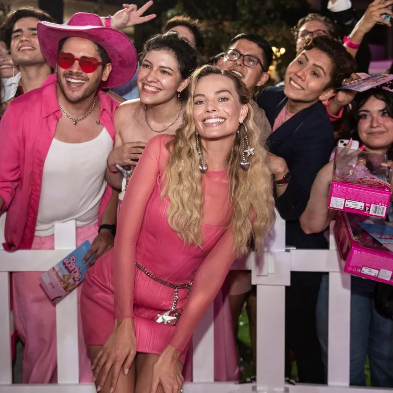 Η ηθοποιός Margot Robbie σε προωθητική φωτογραφία για την ταινία Barbie.