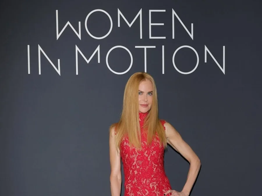 Η Nicole Kidman ποζάρει δείχνοντας τα φυσικά της μαλλιά σε φωτογραφία από το Instagram της.