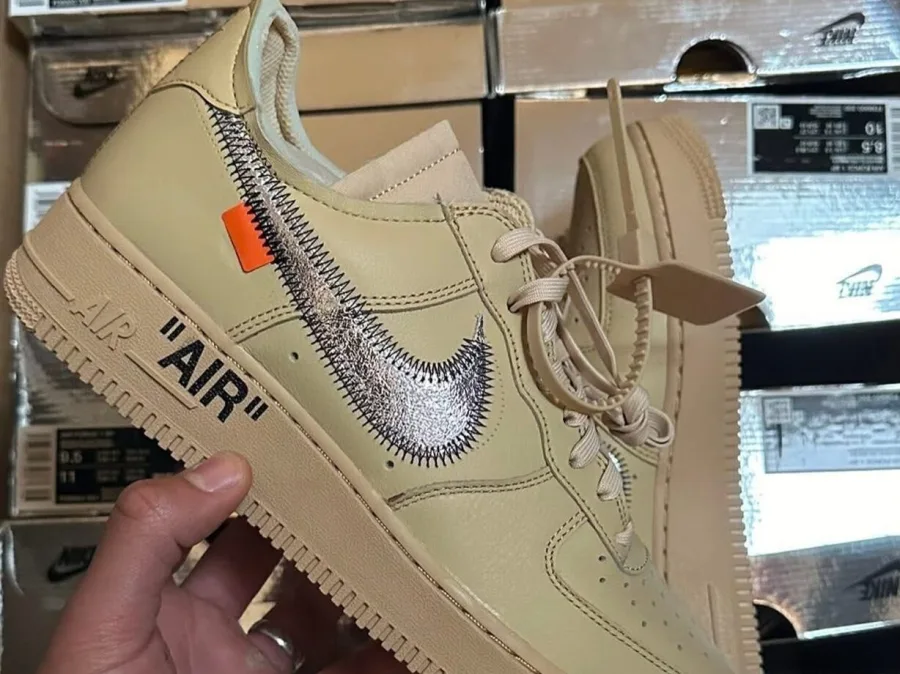 Τα sneakers Nike Air Force 1 Sesame της Off-White, σχεδιασμένα από τον Virgil Abloh, για την κυκλοφορία του 2025.