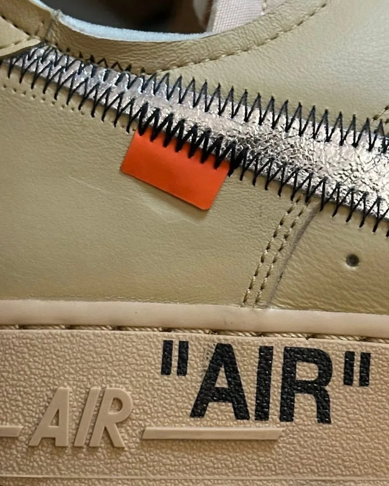 Τα sneakers Off-White x Nike Air Force 1 «Sesame» σε κοντινό πλάνο για την κυκλοφορία του φθινοπώρου 2025.