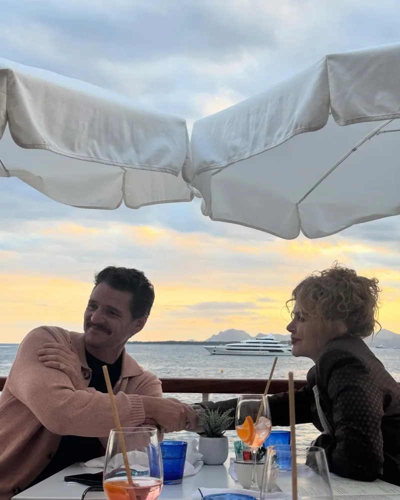 Η Nicole Kidman ποζάρει δείχνοντας τα φυσικά της μαλλιά σε φωτογραφία από το Instagram της.