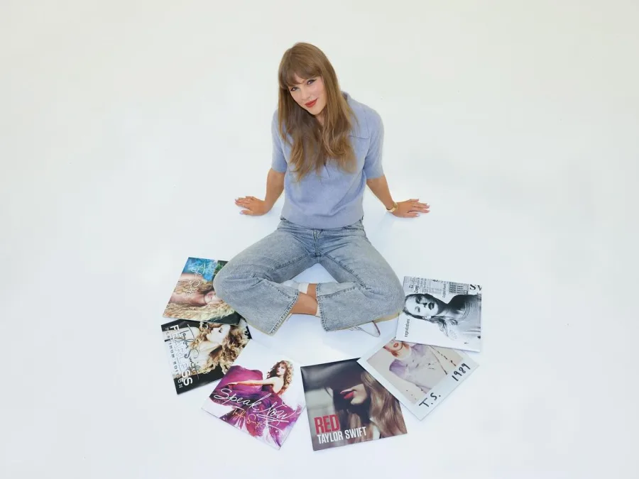 Η Taylor Swift ποζάρει για τον προσωπικό της λογαριασμό στο Instagram με αφορμή τη νίκη για τον έλεγχο της μουσικής της.