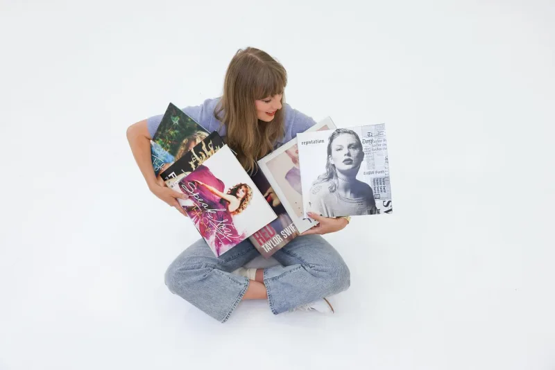 Η Taylor Swift ποζάρει για το προφίλ της στο Instagram με αφορμή τη νίκη της για τον έλεγχο της μουσικής της.