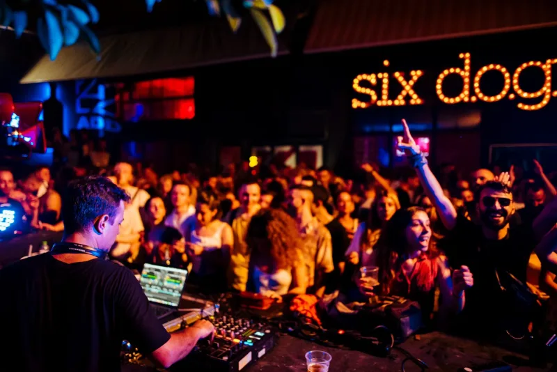 Η καταπράσινη αυλή του six d.o.g.s στην Αθήνα, ιδανική για καλοκαιρινή έξοδο για cocktail.