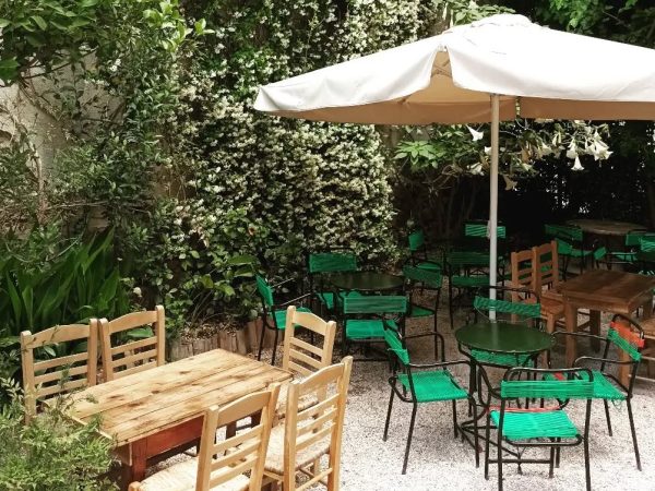 Κλείσε τραπέζι στην πίσω αυλή… γιατί η Αθήνα ξέρει να σε δροσίζει