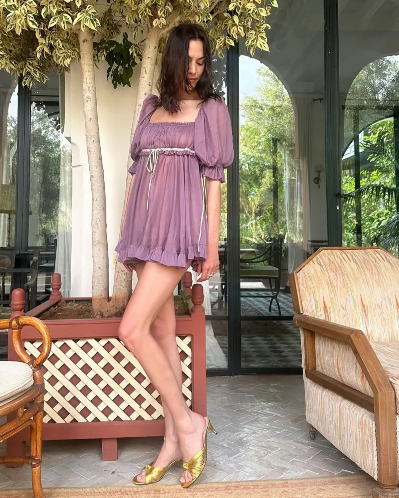 Η Alexa Chung με στυλάτο outfit που αναδεικνύει τη μόδα και την προσωπικότητα των ζωδίων που ξεχωρίζουν.