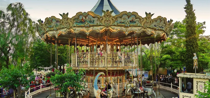 Διώροφο καρουζέλ στο Allou! Fun Park