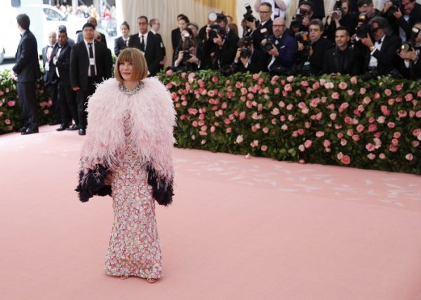 Η Anna Wintour, η εμβληματική διευθύντρια της Vogue, σε επίσημη εμφάνιση.