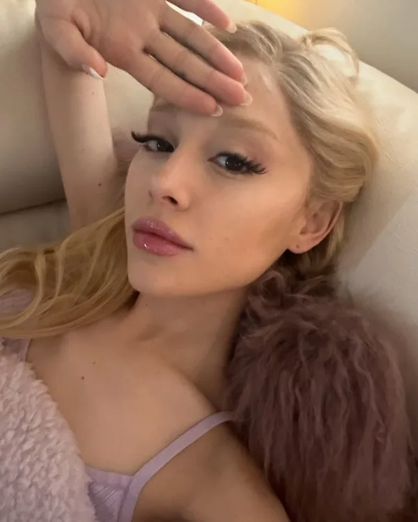 Η Ariana Grande σε φωτογραφία από το Instagram, η οποία συμμετέχει στην ταινία Meet the Parents 4.