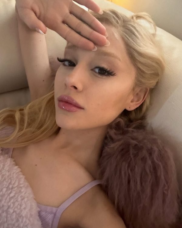 Η Ariana Grande σε φωτογραφία από το Instagram, η οποία συμμετέχει στην ταινία Meet the Parents 4.