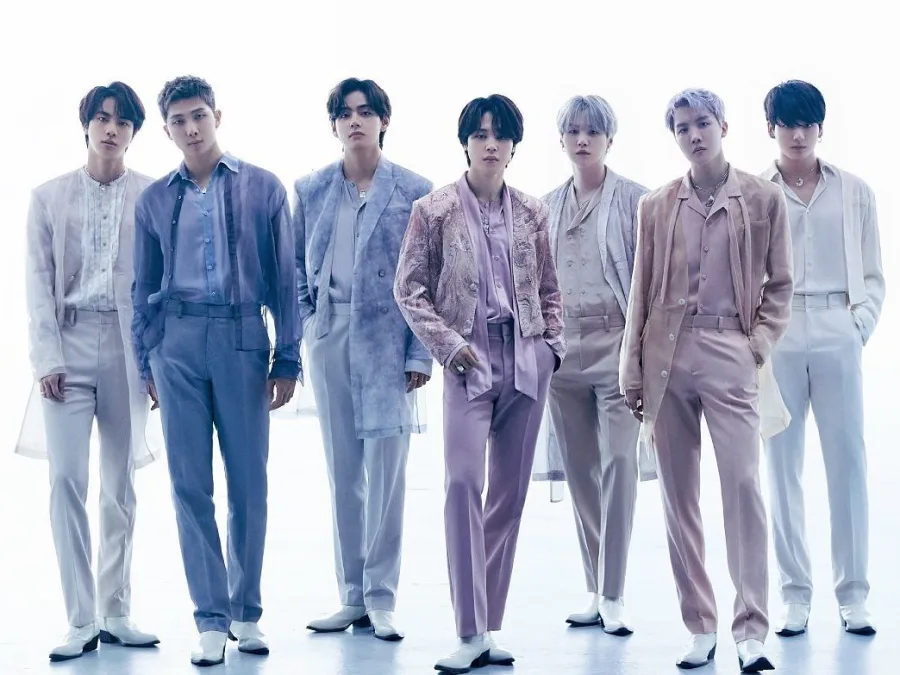 Το παγκόσμιο K-pop φαινόμενο BTS σε προωθητική φωτογραφία για την επιστροφή τους στη μουσική σκηνή το 2025.