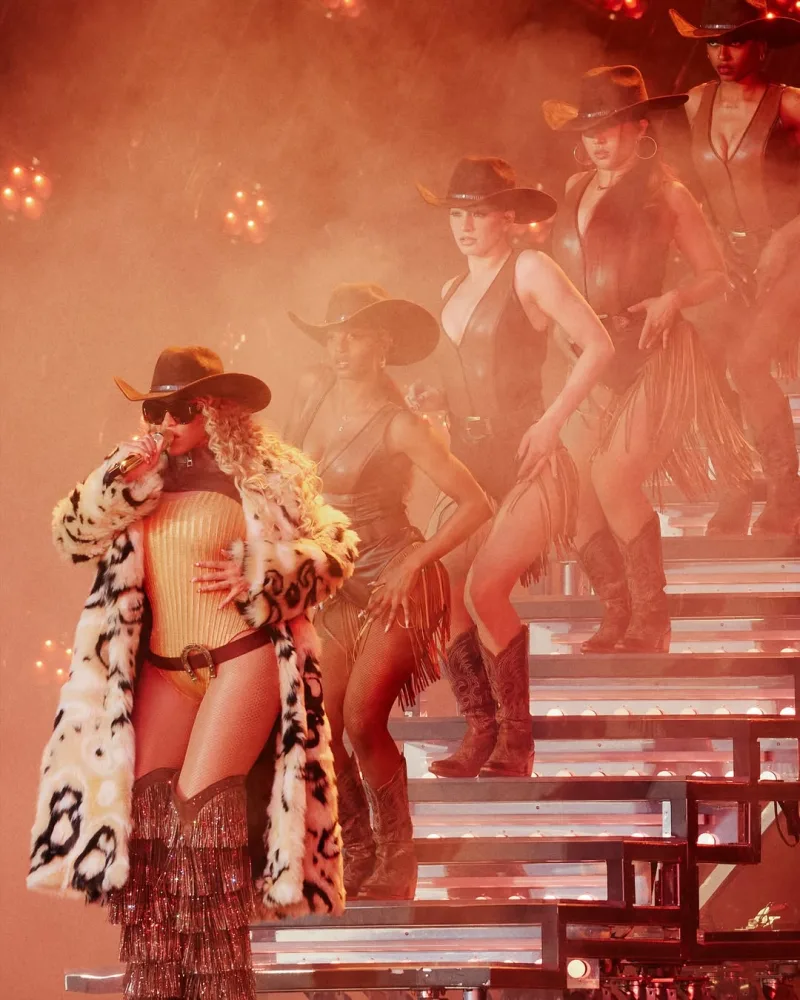Η Beyoncé στη σκηνή με καουμπόικο καπέλο και γούνα.